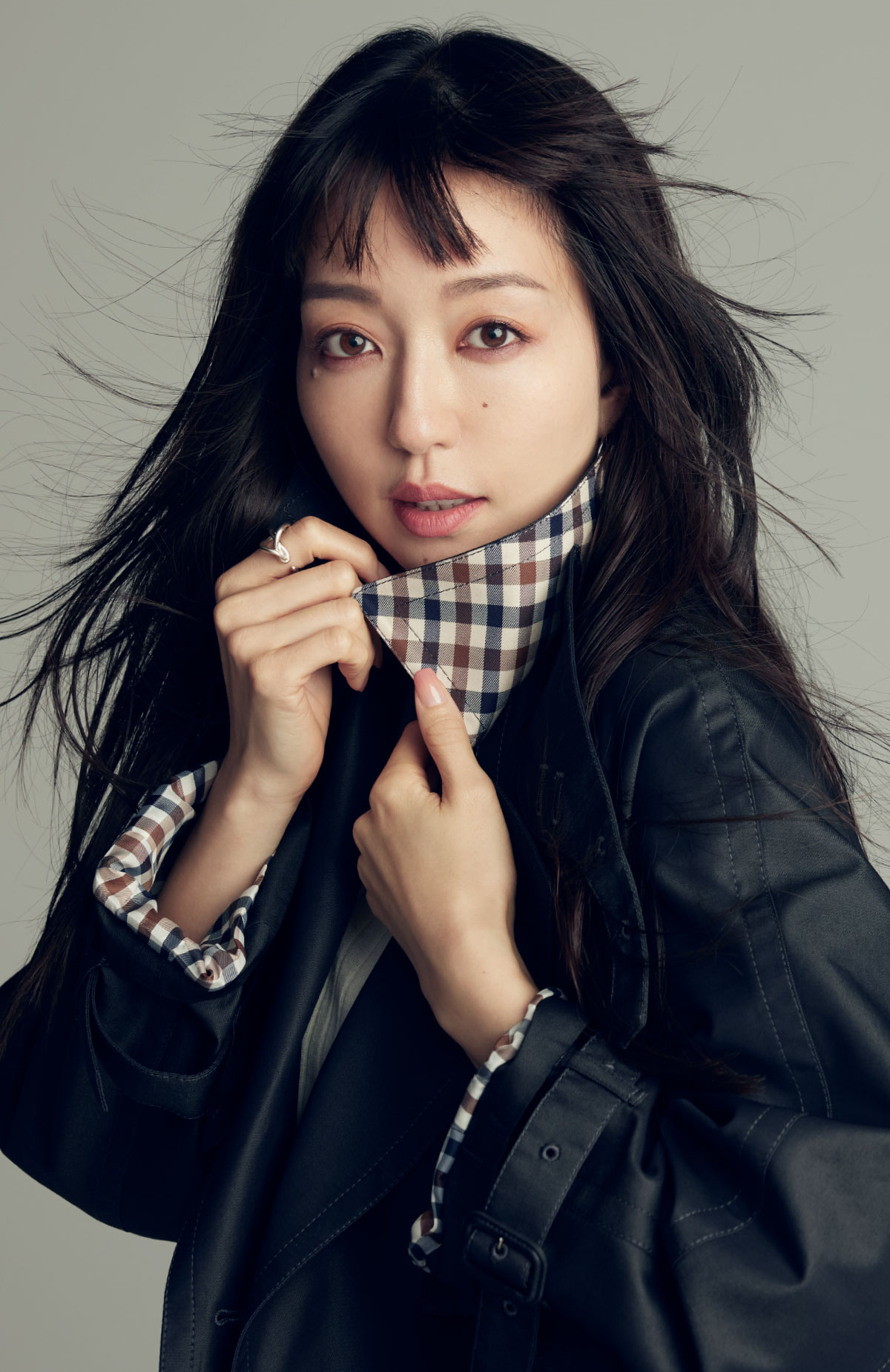 松島花が着る アクアスキュータムトレンチコート