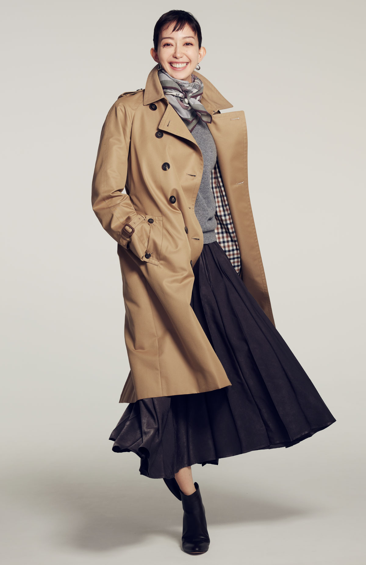 松島花が着る アクアスキュータムトレンチコート