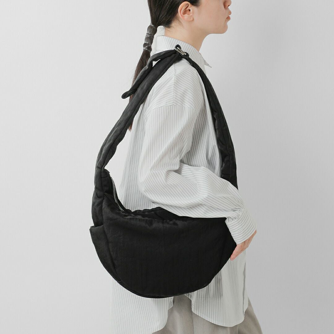 ITTI イッチ 撥水 三日月型 ショルダーバッグ ANNIE PUFFER TOWN MOON