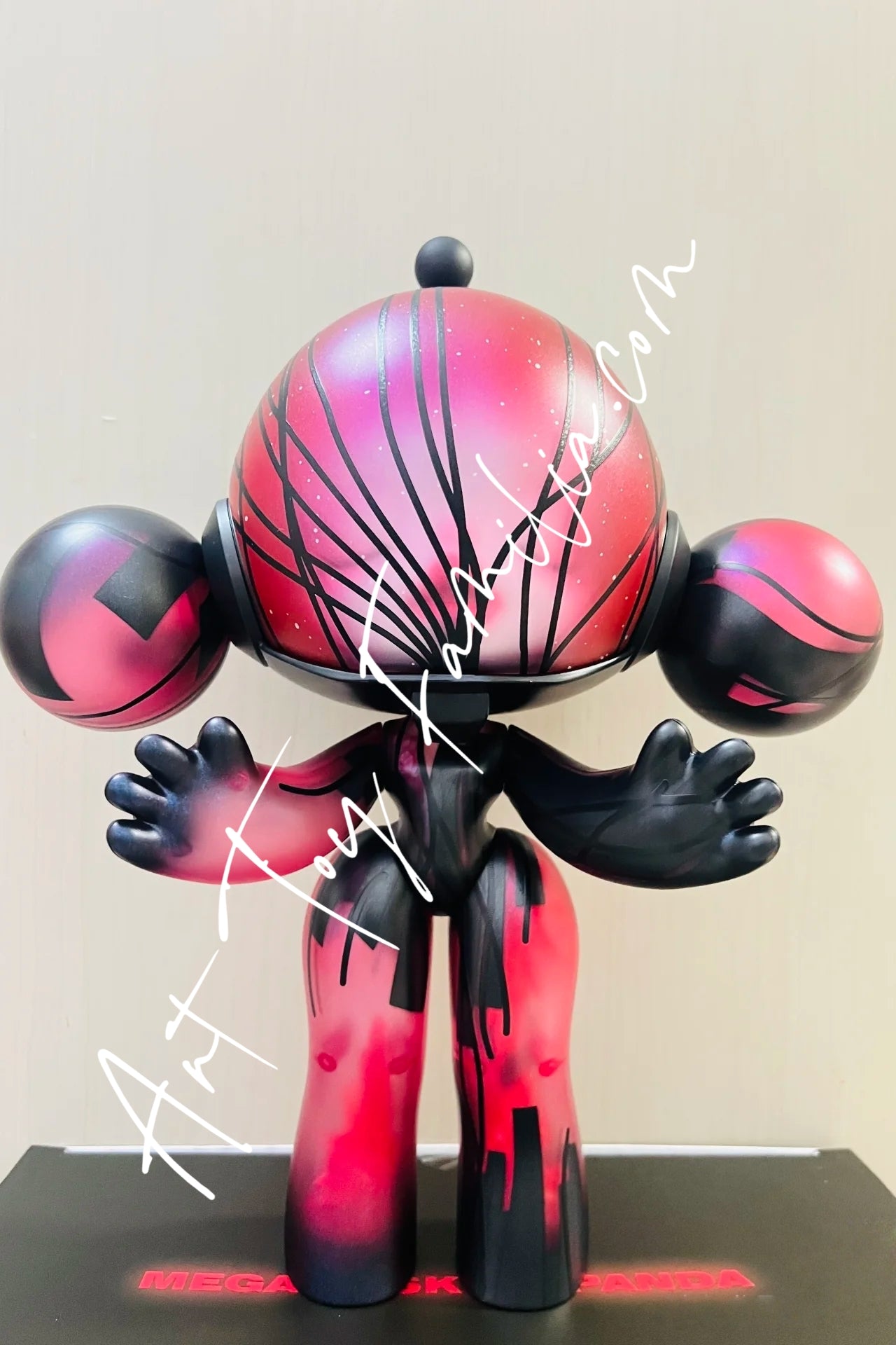 400% MEGA α Skullpanda 400% Red Crystal | POP MART – Art Toy Familia