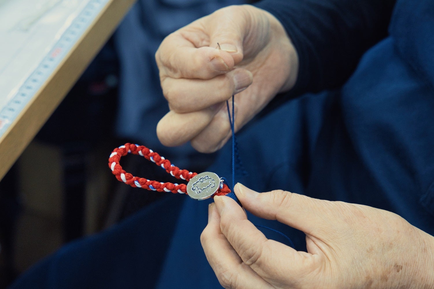 万博グッズ】ミャクミャクが組紐に!? 職人技が光るストラップ 糸の束を