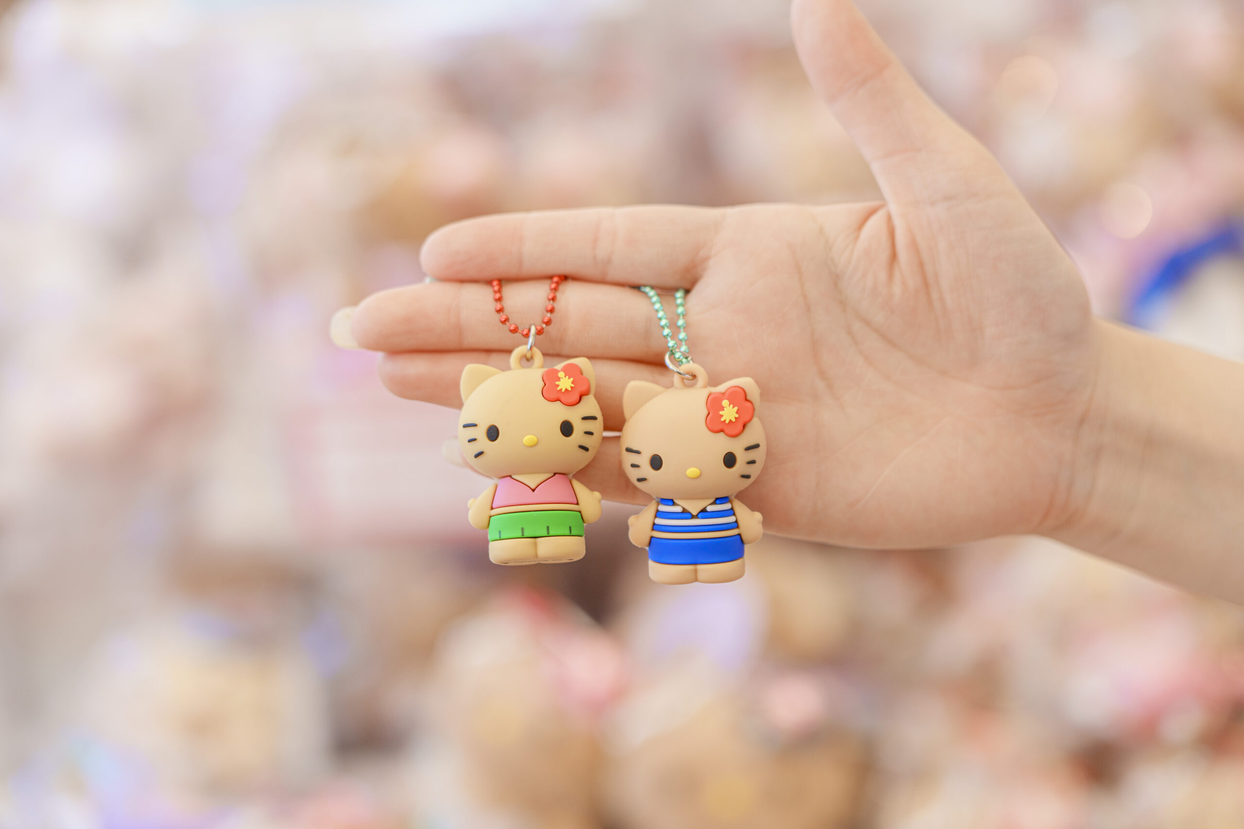 再入荷】旅先で映える！日焼けハローキティの“ラバーキーホルダー”登場