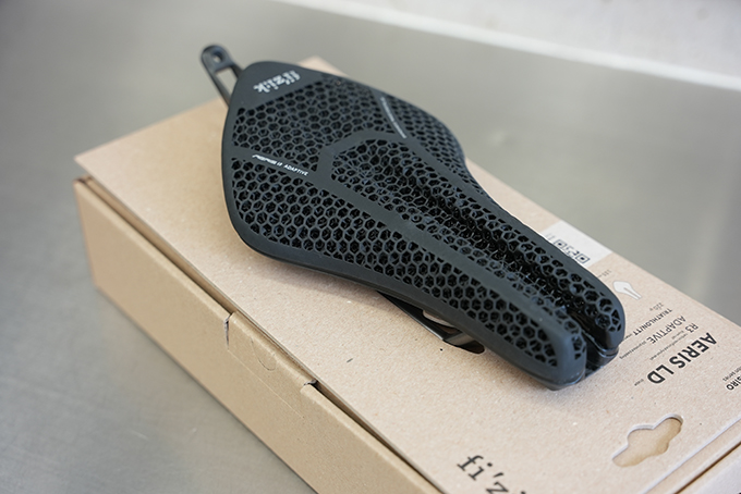 FIZIK ARES R3 LONG DISANCE Adaptive トライアスロンサドル Kium