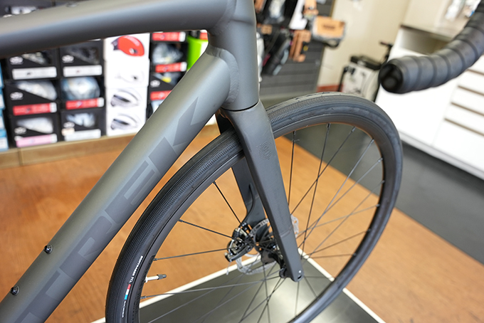 TREK Domane AL2 Gen4 Matte Lithium Grey | トライアスロンのことなら