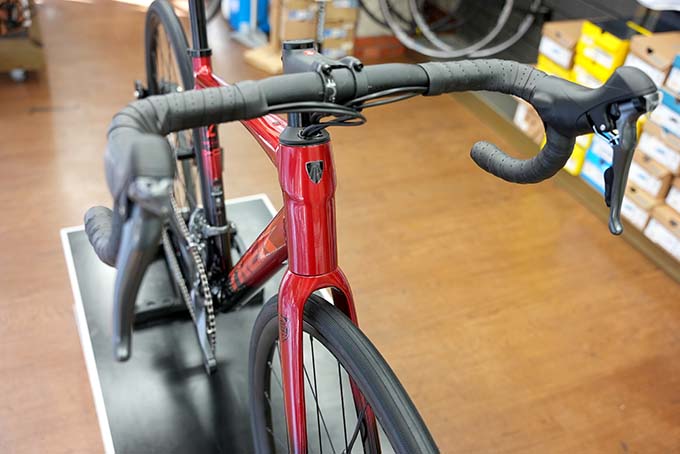 TREK Domane AL2 Gen4 Crimson to Dark Carmine Fade 2024NEWモデル 新