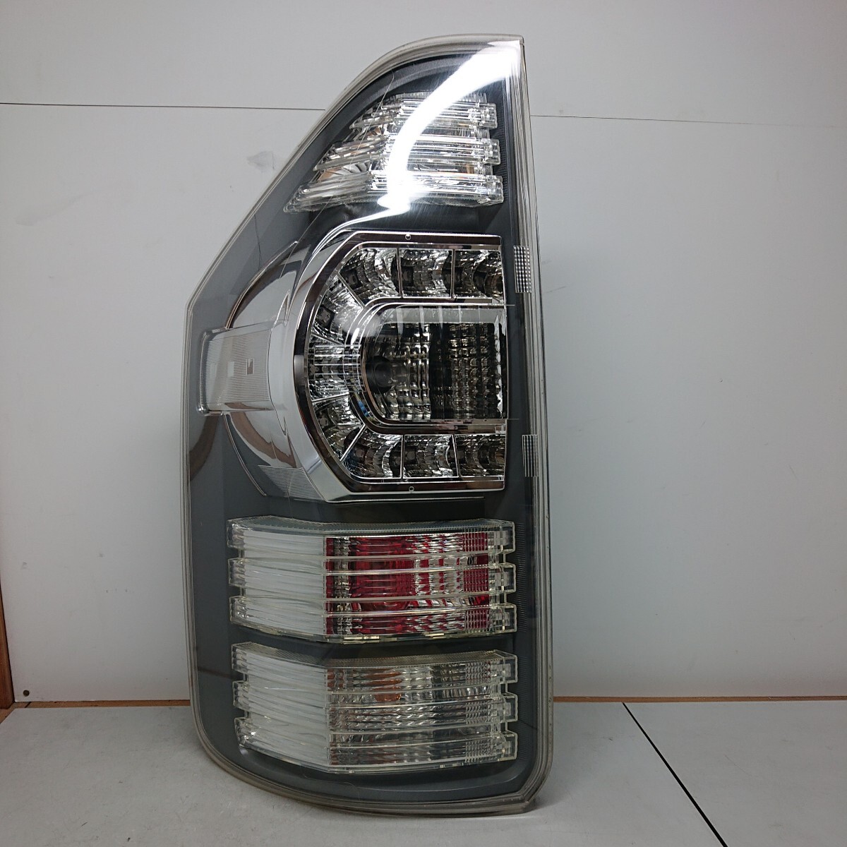 H23年式 トヨタ ヴォクシー 後期 ZRR70W 純正 左 テールランプ テール