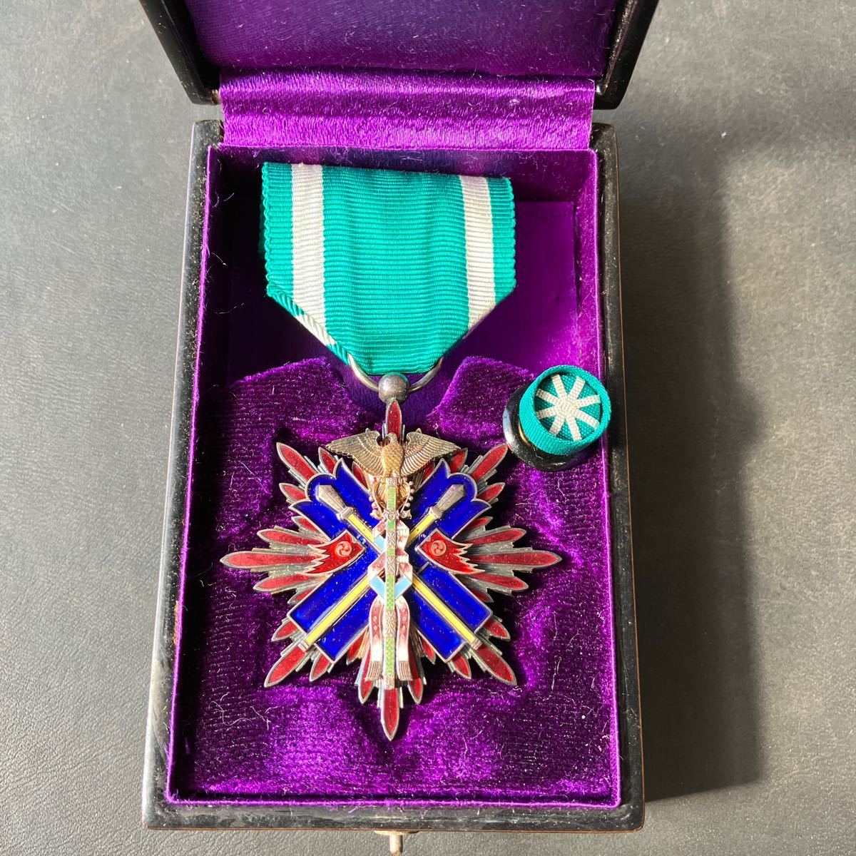 Yahoo!オークション - 勲章 功五級金鵄勲章 旧日本軍勲章 箱付き 1