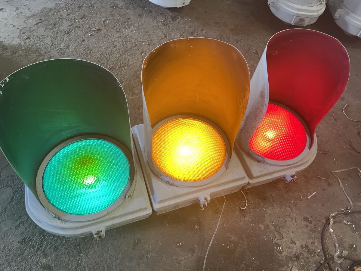 Yahoo!オークション - 【61】信号機 本物 小糸工業 希少 インダストリ