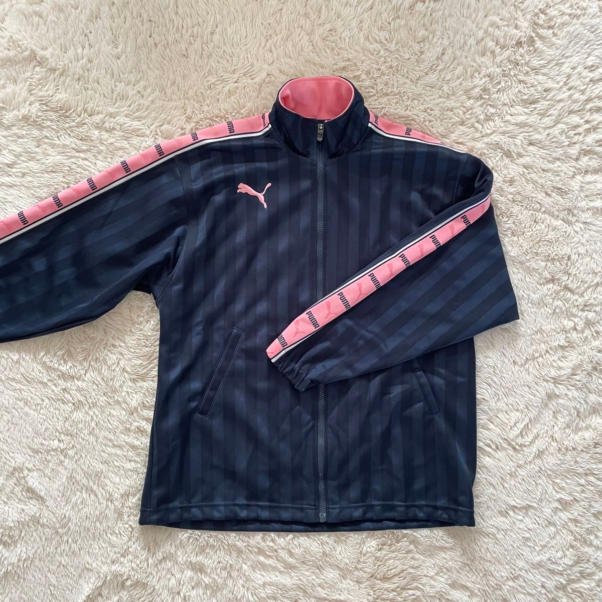 ネイビーとピンクのストライプデザインのPUMAジャージ 上下セット SS