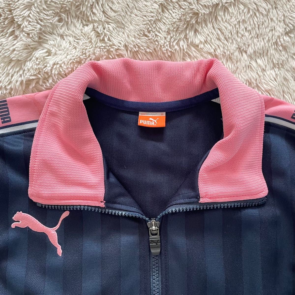 ネイビーとピンクのストライプデザインのPUMAジャージ 上下セット SS