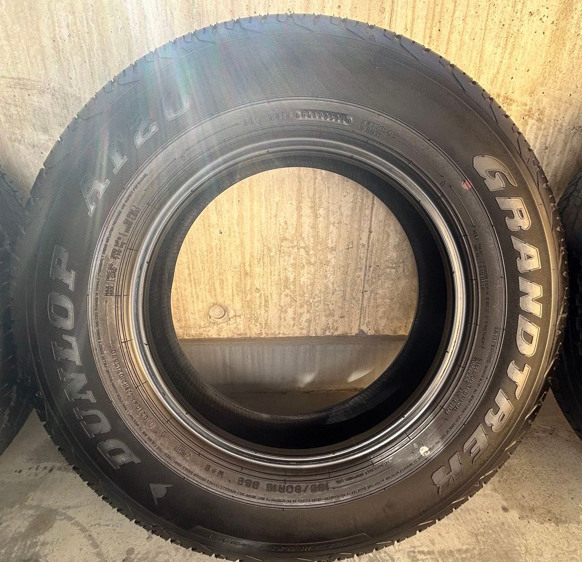 ジムニーシエラ・ノマド純正タイヤ195/80/15【走行わずか2本セット日本