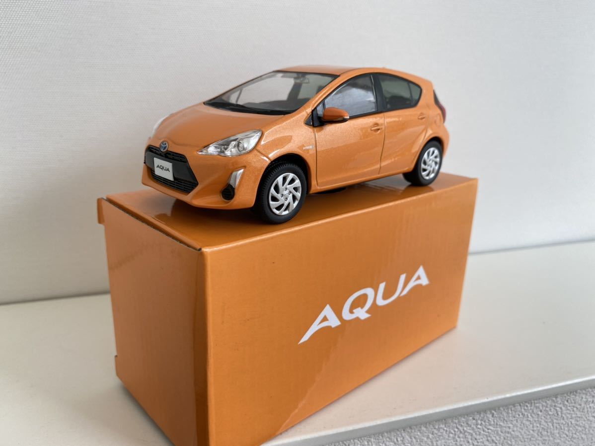 送料込み トヨタ アクア ミニカー 1/30 オレンジパールクリスタル