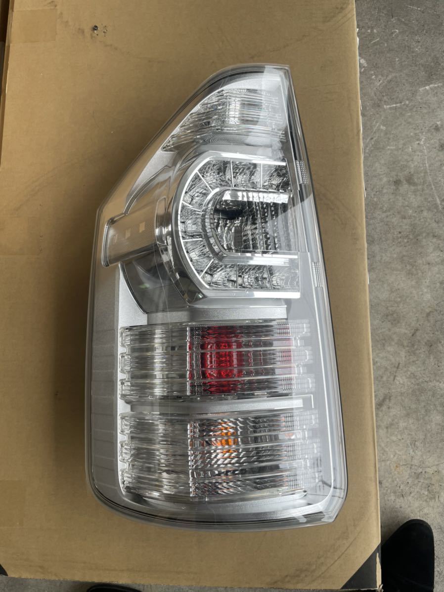 トヨタ ヴォクシー 70系 後期 LED 純正 テールランプ テール ZRR70 28