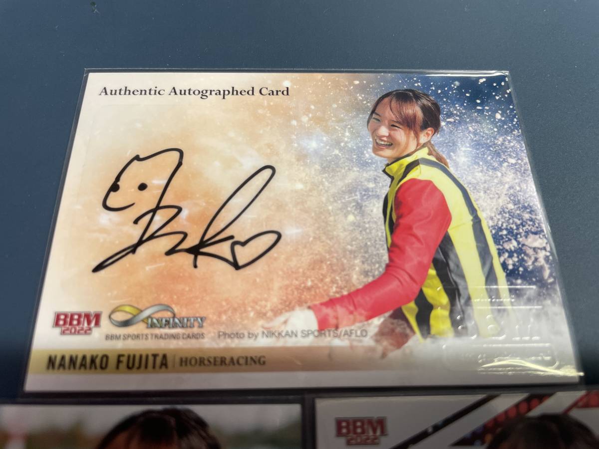 藤田菜七子 額入り写真サイン2枚セットです。 藤田菜七子 直筆サイン