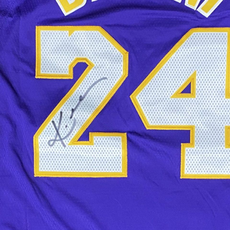 コービー・ブライアント【直筆サイン入り】ロサンゼルス・レイカーズ紫