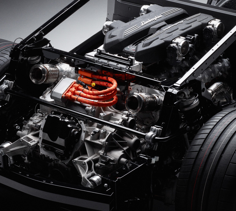 最高出力は1000PS！新型12気筒エンジンと3基のモーターを搭載した