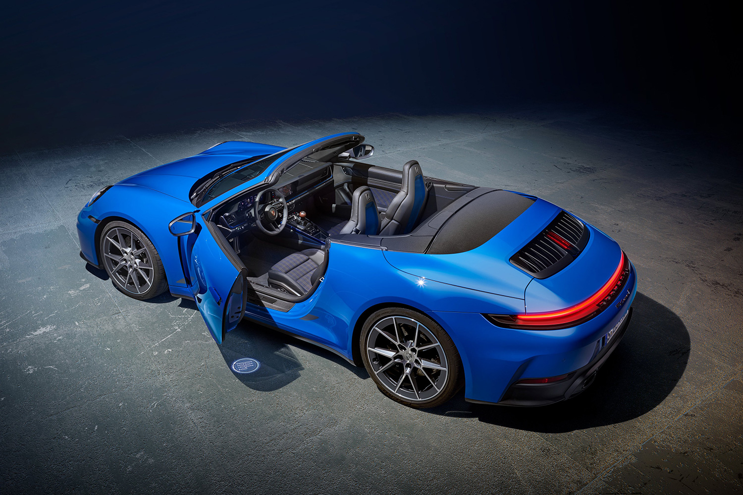 ポルシェが新型「911カレラT」の予約受注を開始、カブリオレも登場 | AQ