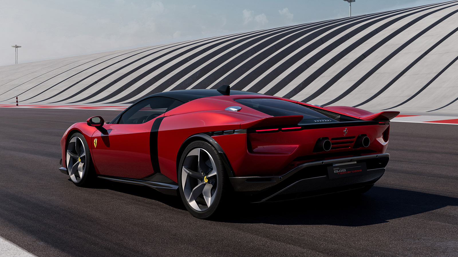 最高出力は1050PS！伝説の車名を冠したフェラーリのPHEVスーパーカー