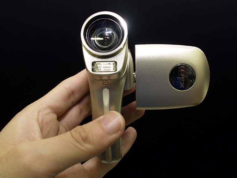 三洋、手ぶれ補正搭載のMPEG-4カメラ「Xacti C4」