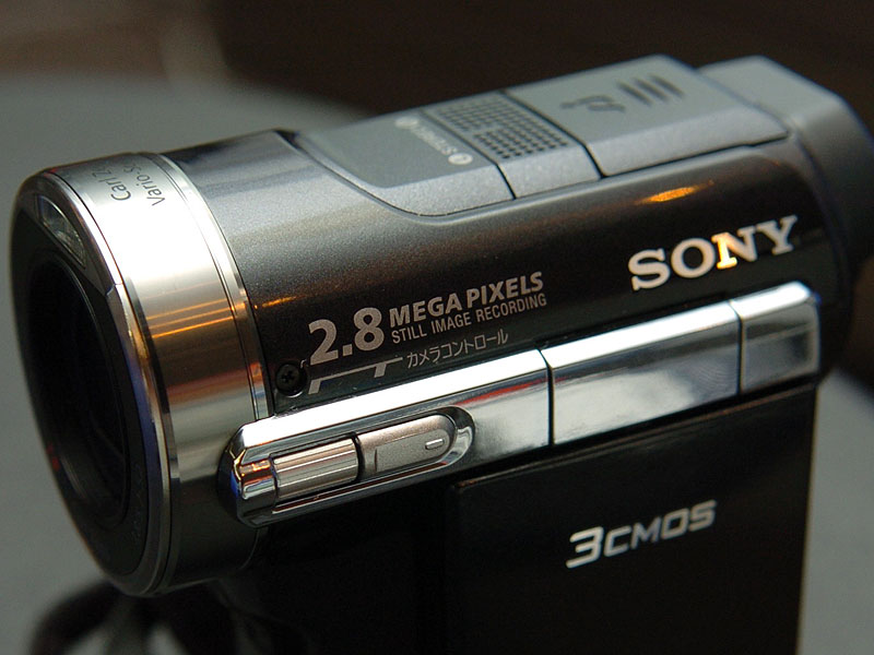 ソニー、独自開発のCMOSセンサ3板式DVカメラ