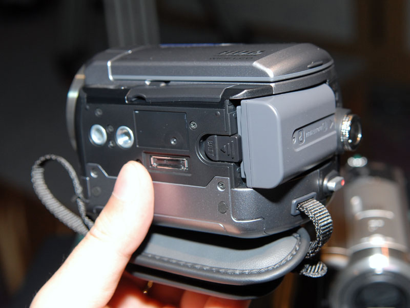 ソニー、MPEG-2記録のHDDハンディカム小型モデル