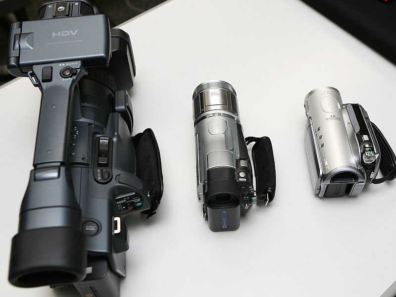 ソニー、HDMI装備の小型・軽量HDVカメラ「HDR-HC3」