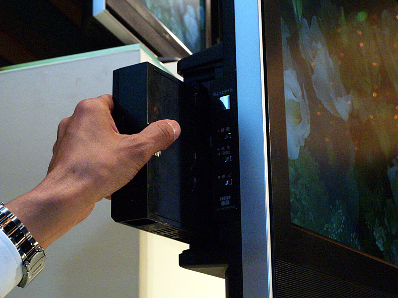 東芝、1ボタンで“連ドラ予約”のHDD内蔵液晶テレビ