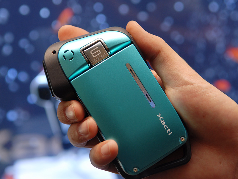 三洋、標準で水中撮影ができる防水「Xacti」