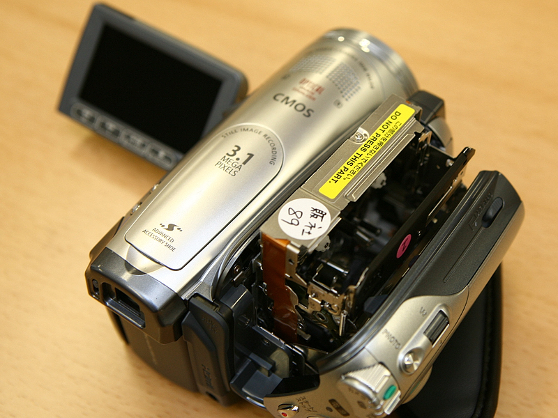 キヤノン、感度が向上した横型HDVカメラ「iVIS HV20」