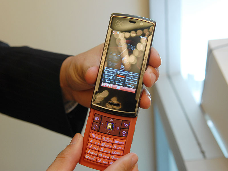 ソフトバンク、“シャア専用”携帯電話の発売日決定