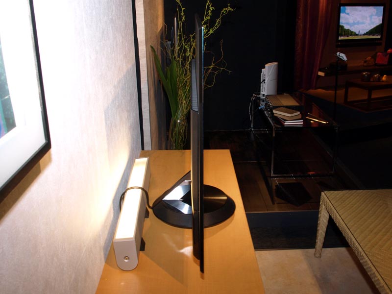 ソニー、最薄部9.9mmの世界最薄液晶TV「BRAVIA ZX1」