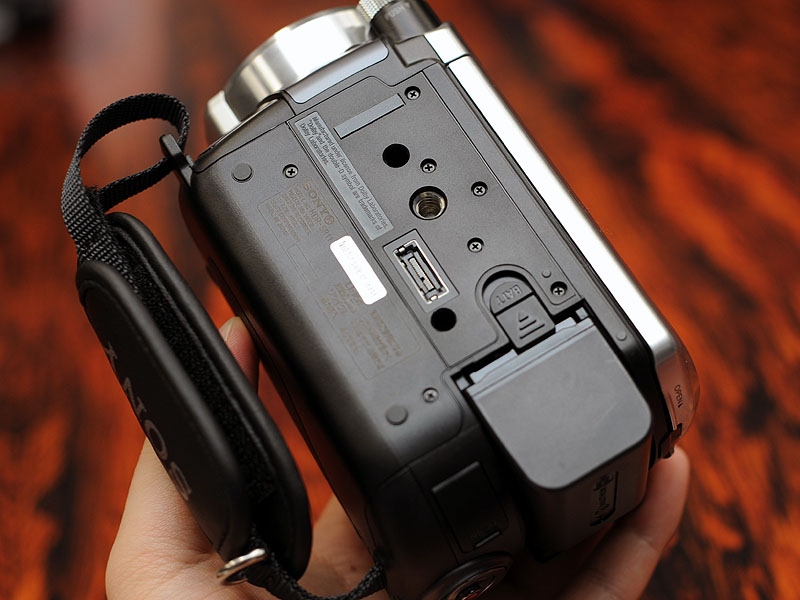 ソニー、フルHD録画対応のHDD内蔵型AVCHDハンディカム