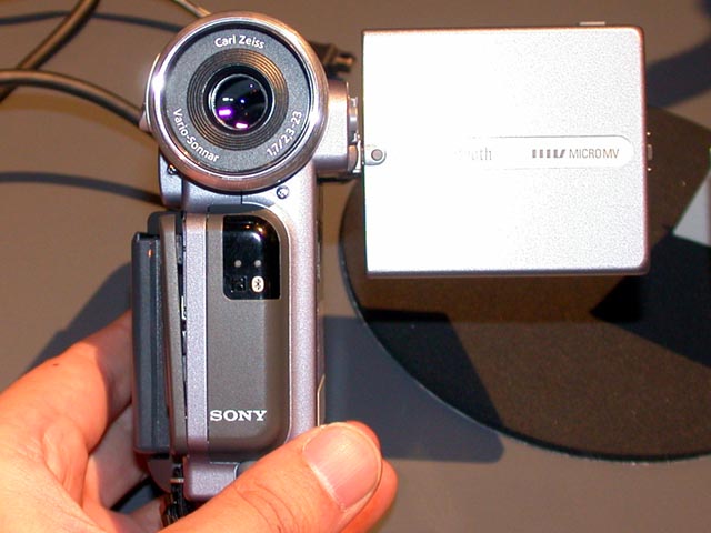 ソニー、新規格「MICROMV」採用の小型ビデオカメラ