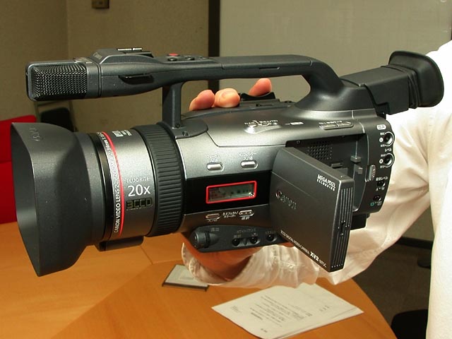 キヤノン、蛍石レンズ採用の3CCD DVカメラ「XV2」