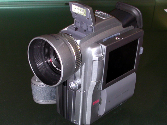 キヤノン、133万画素CCDと光学手ぶれ補正搭載「IXY DV M」