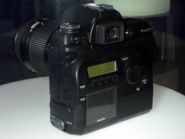 富士フイルム、617万画素CCDの「FinePix S2 Pro」を開発