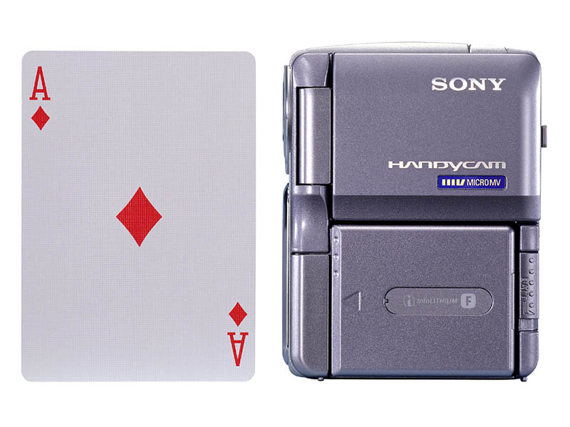 ソニー、世界最小/最軽量「トランプサイズ」のMICROMVカメラ