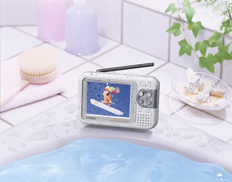 カシオ、新たに充電池を採用した「お風呂テレビ」