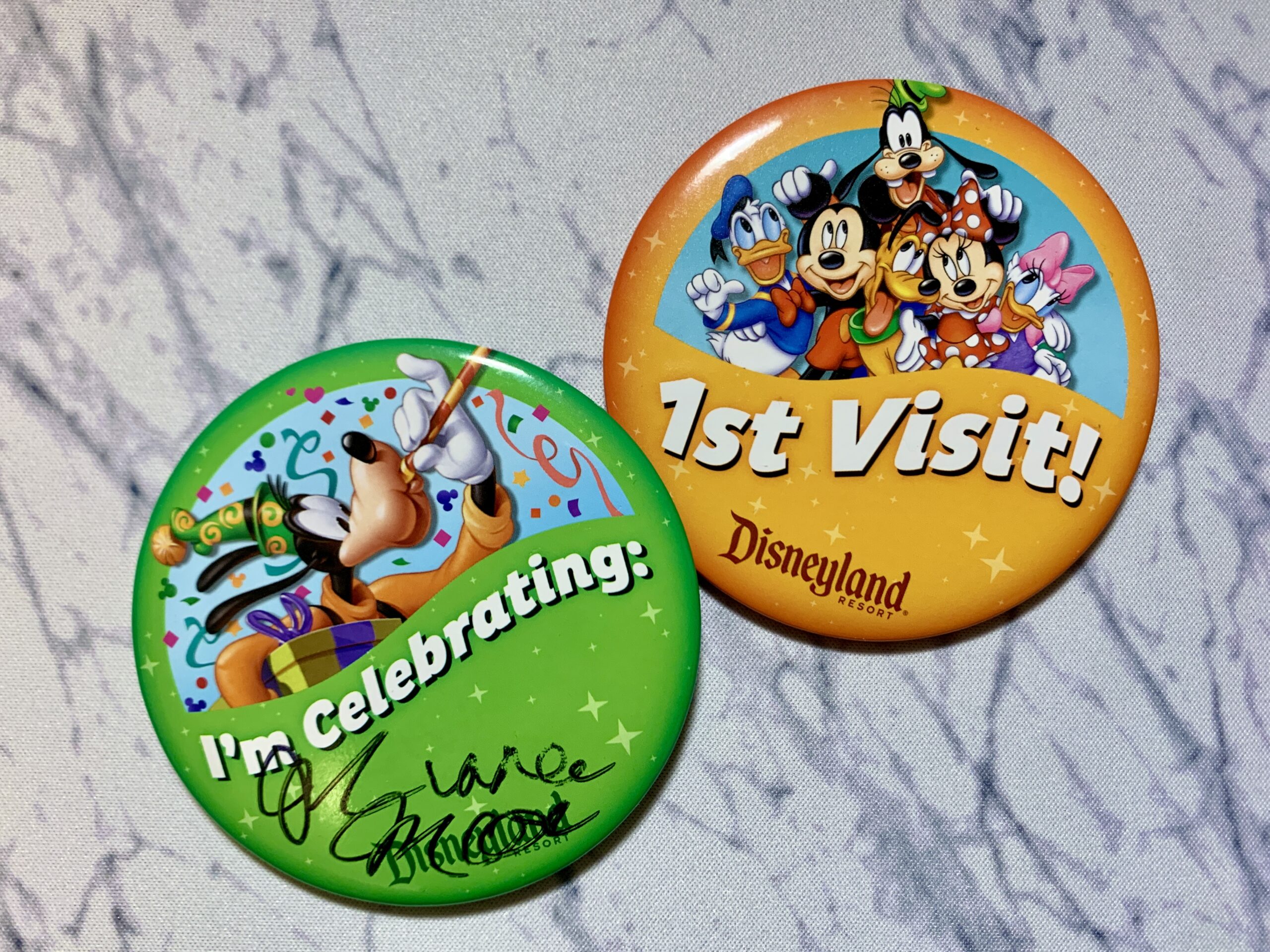 カリフォルニアディズニー 記念に缶バッチをもらおう！-お誕生日缶