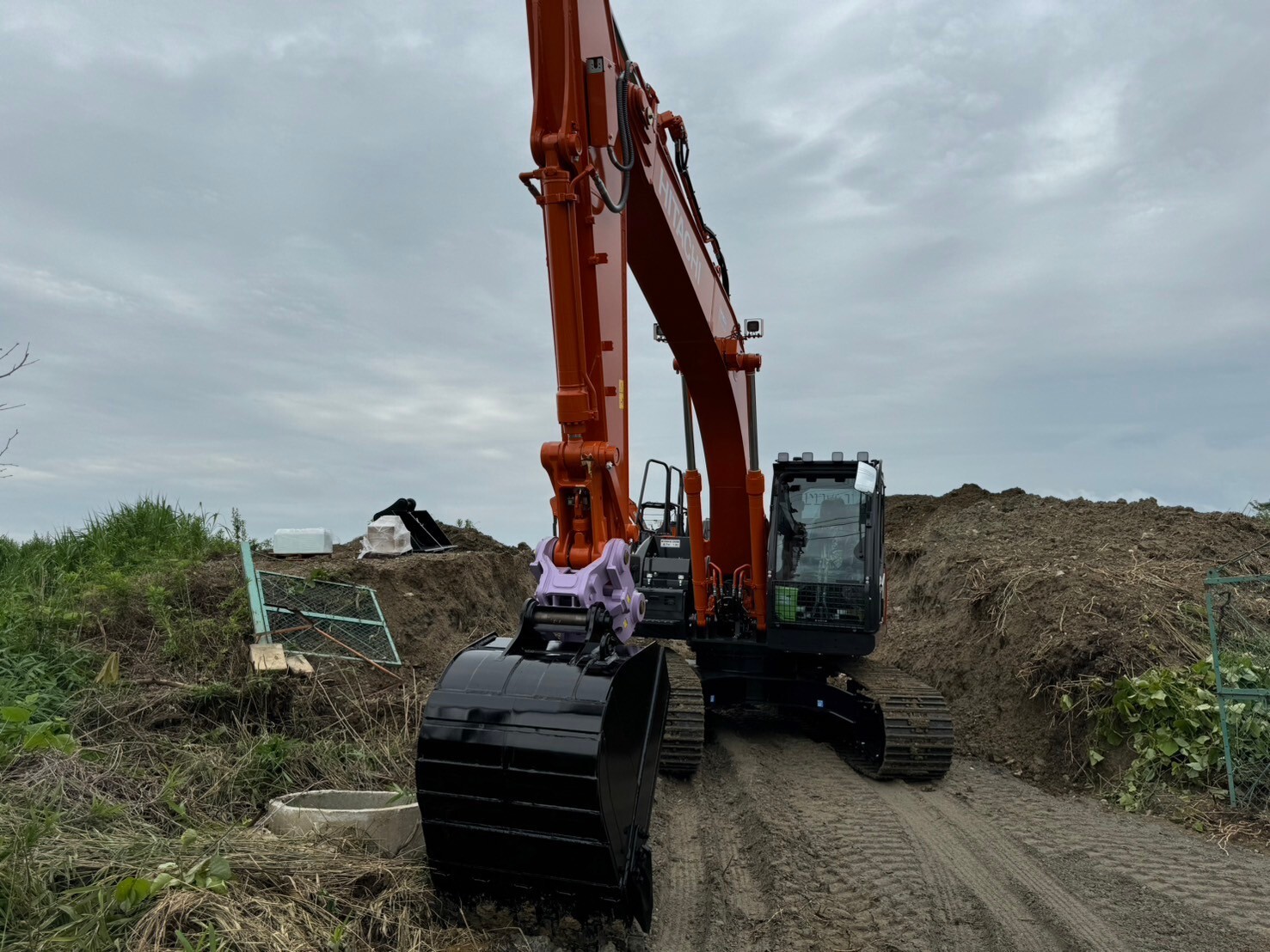 6月24日（大安）NEWショベルZX200-7納入しました。大勢の現場ご活躍を