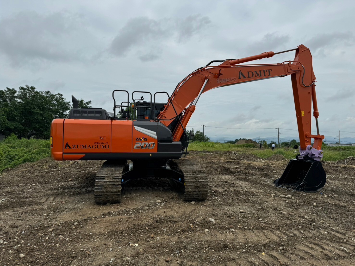 6月24日（大安）NEWショベルZX200-7納入しました。大勢の現場ご活躍を