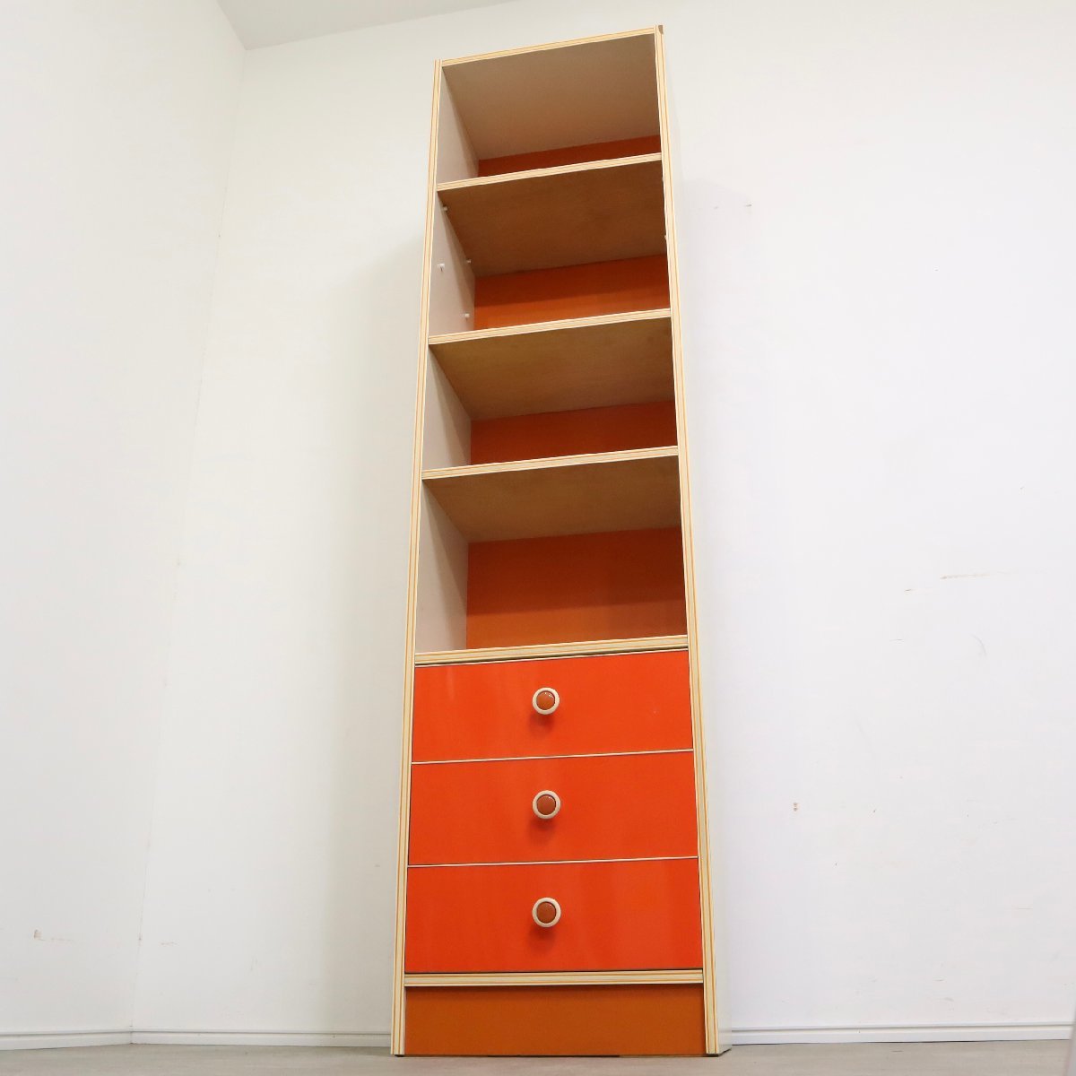 ビビットオレンジのレトロポップなキャビネット・本棚 – バナル