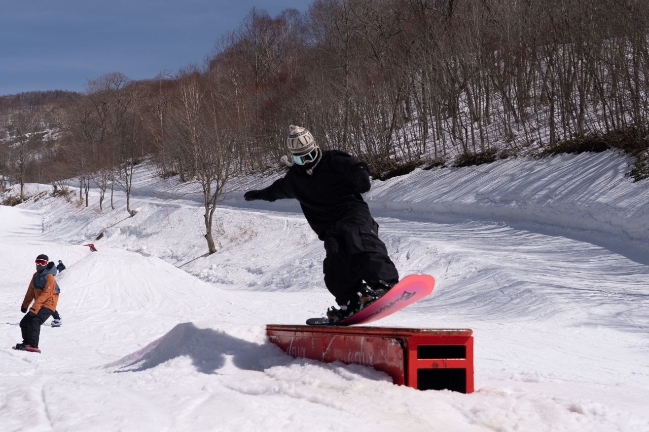 一本のボードで山を遊び倒す、それがBURTONの哲学。半世紀近くかけて