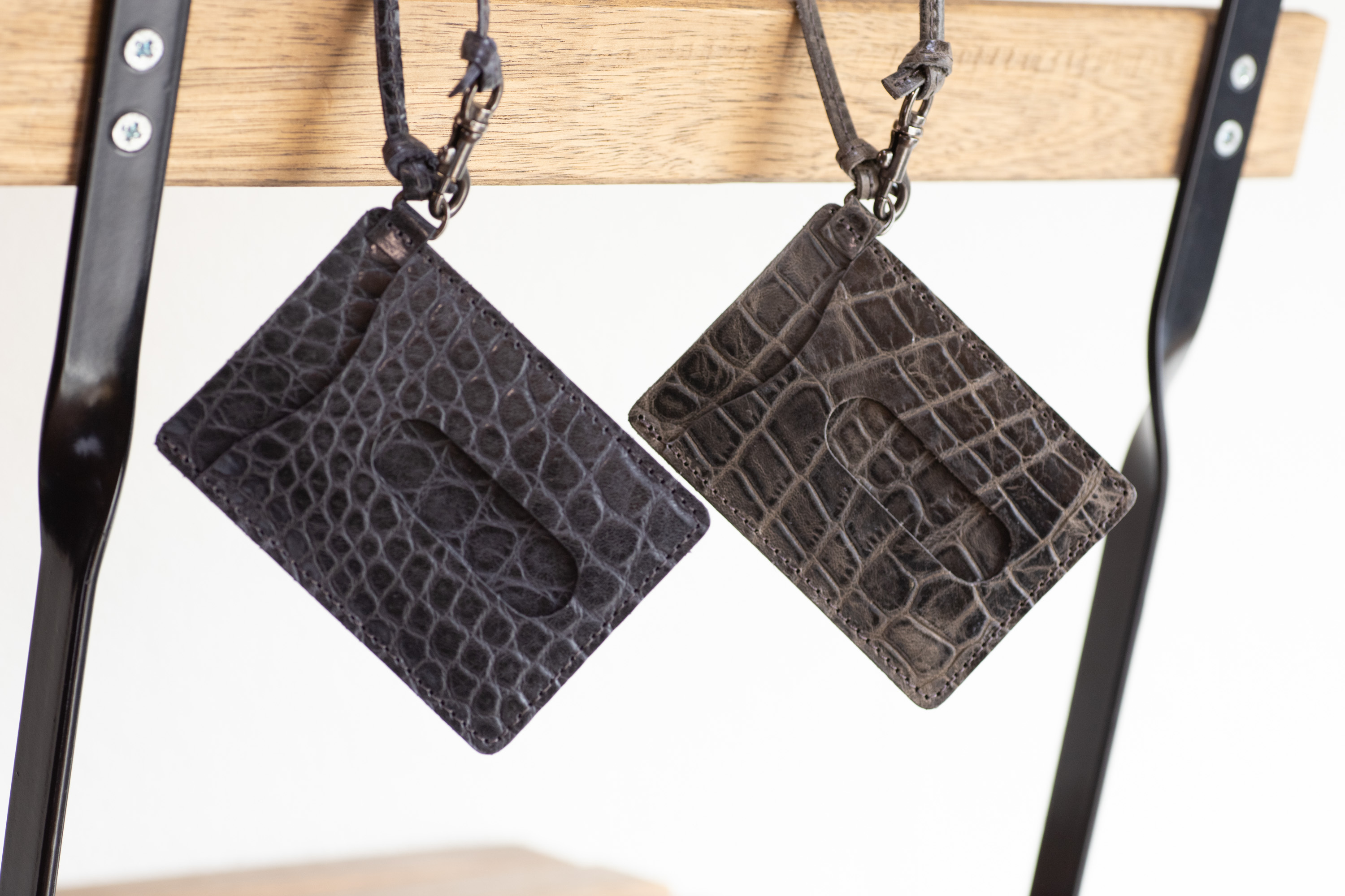 パスケース (クロコダイルエンボスレザー) 【apo-08ec】 | artigiano Ι