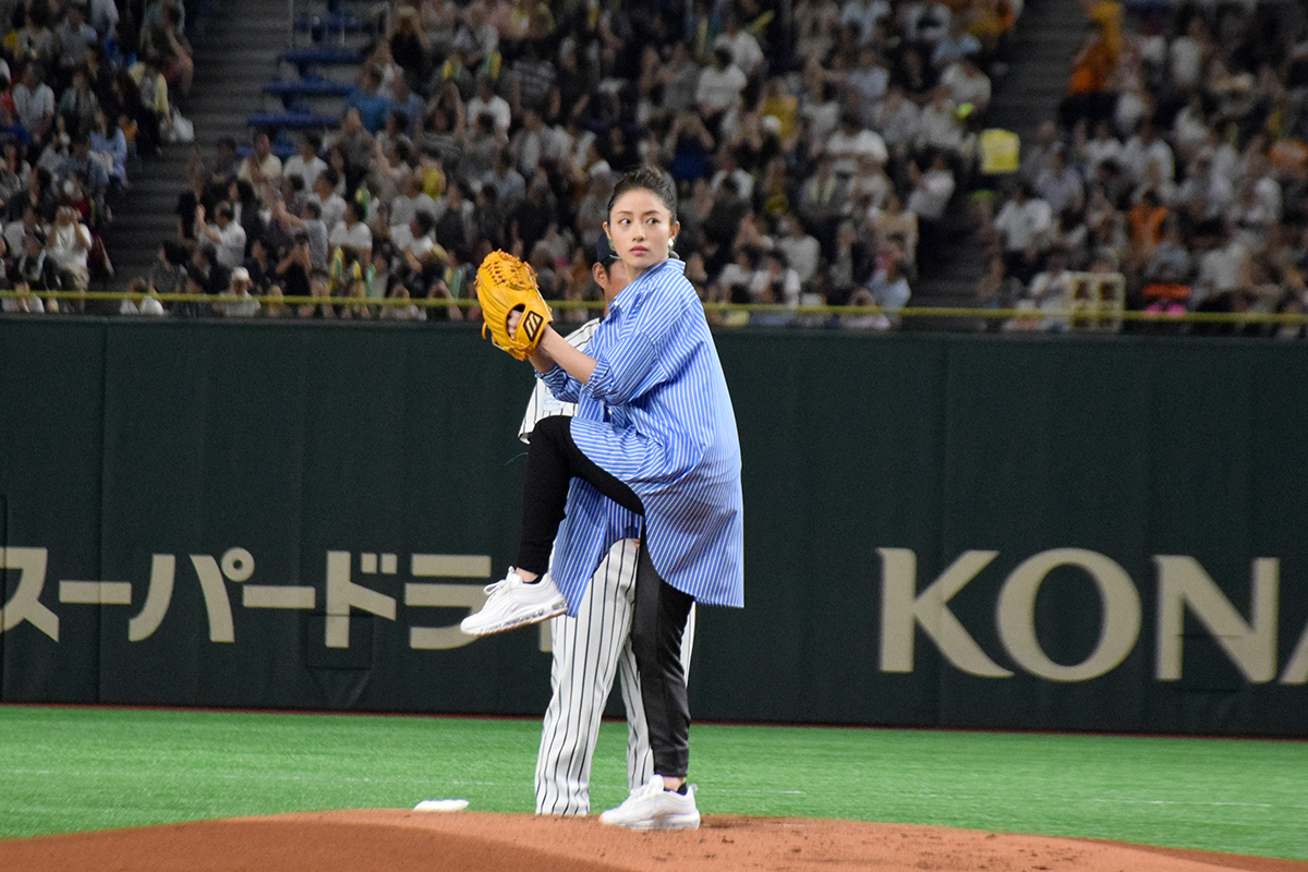 石原さとみさんが岡島“直伝”のノールック投法を披露！ – BASEBALL KING