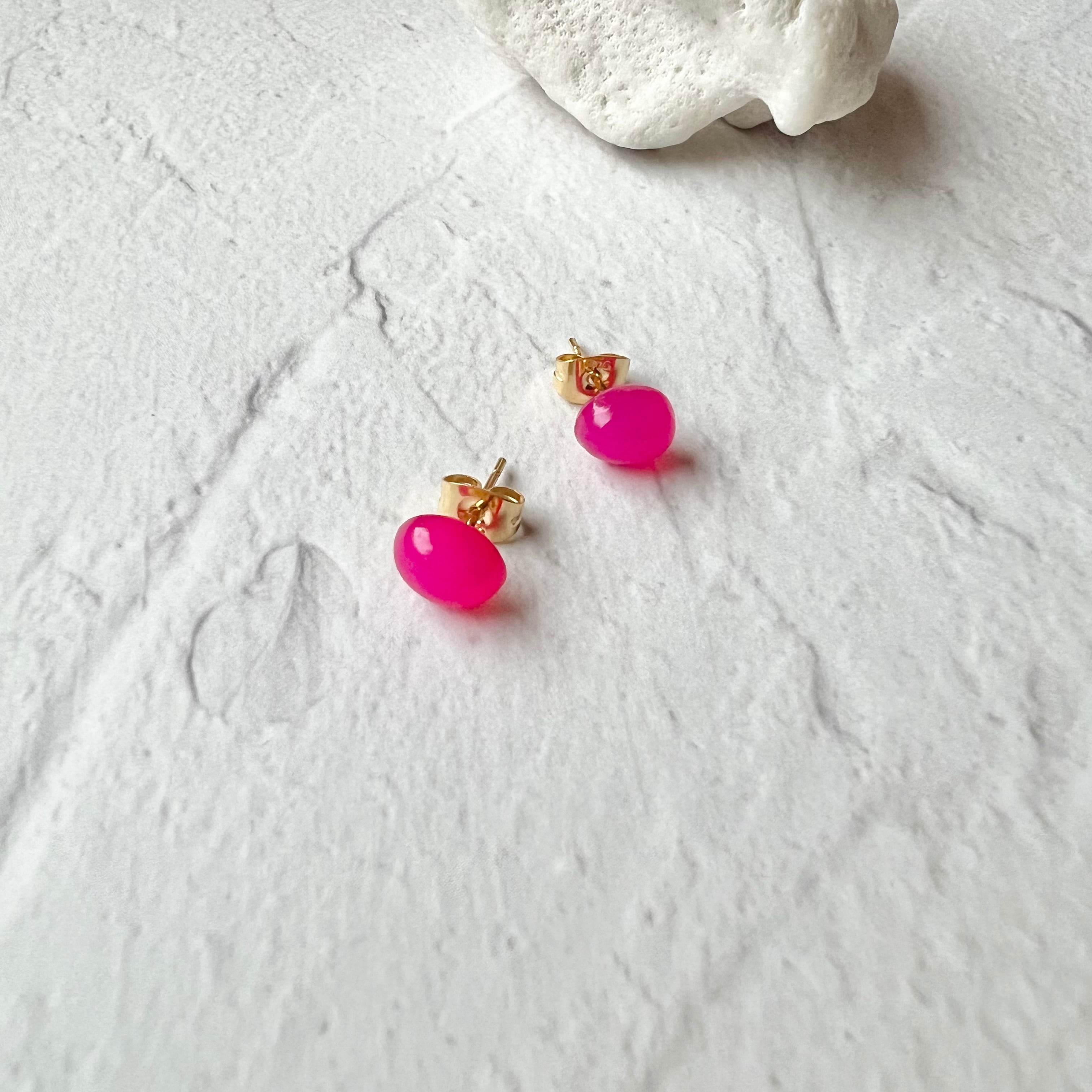 TVドラマ着用 //フューシャピンクカルセドニーミニカボションピアス