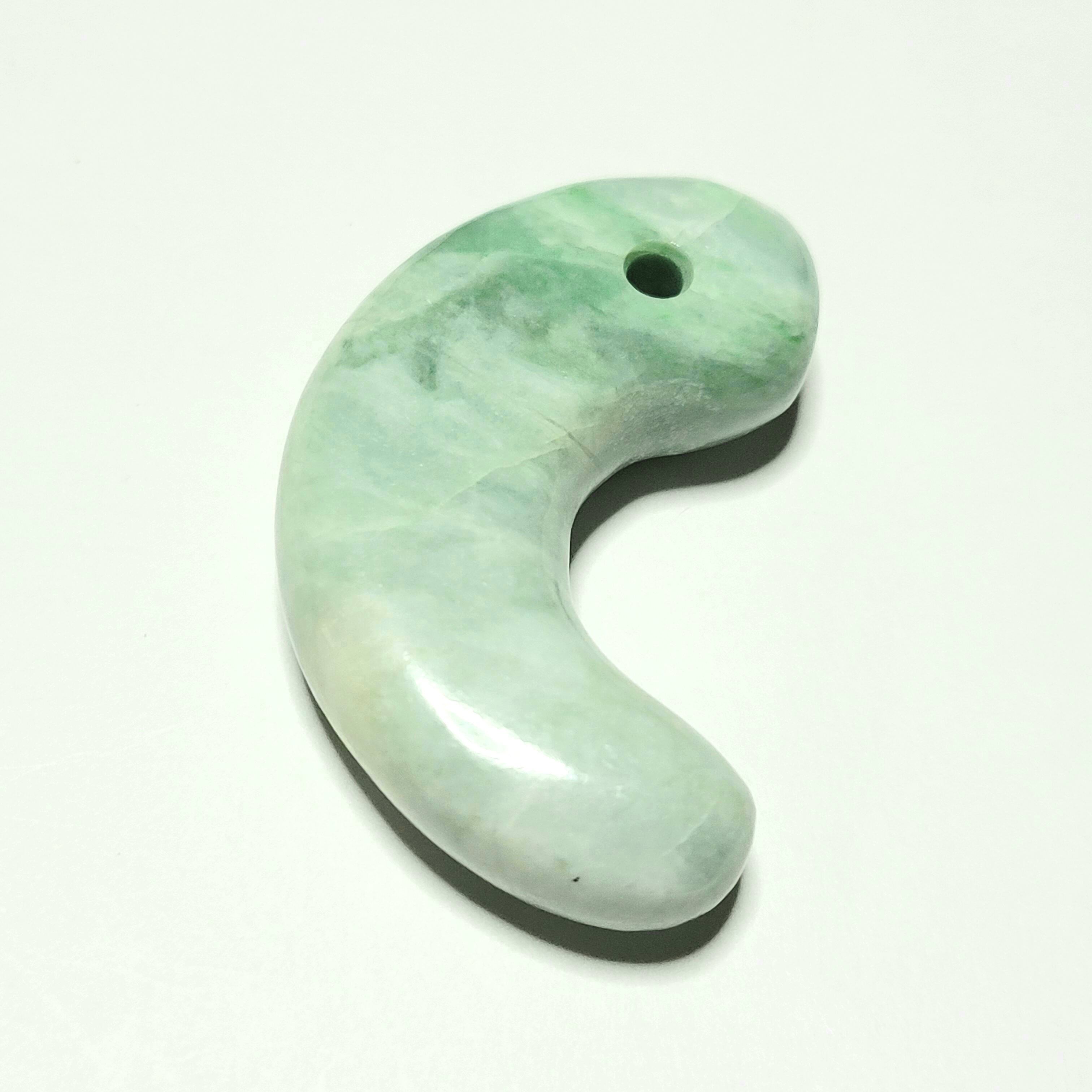 緑色 糸魚川翡翠:勾玉 MT0107 | 糸魚川翡翠工芸家 赤羽可行BASE