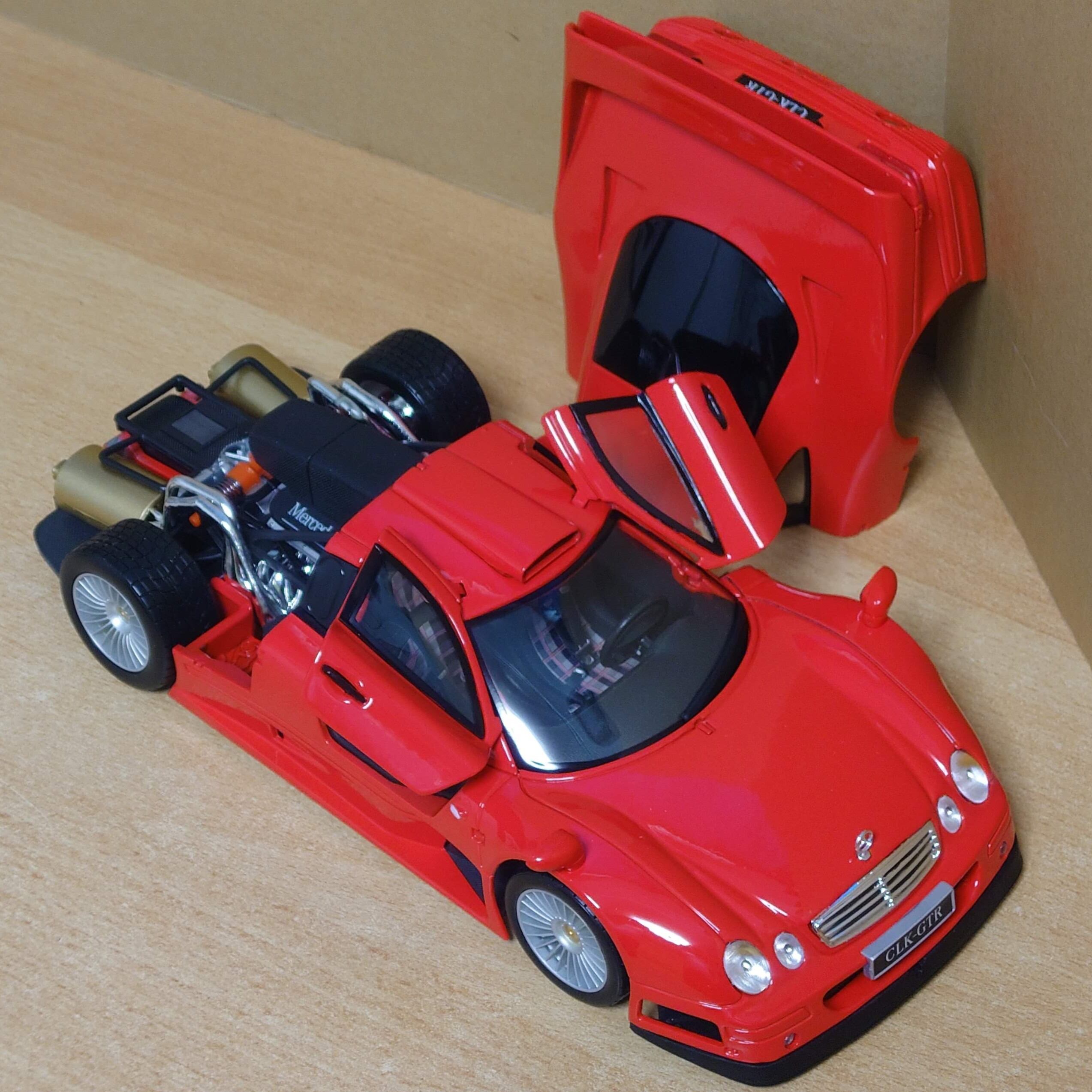 1/18 メルセデスベンツCLK-GTR レッド Mercedes Bentz CLK GTR