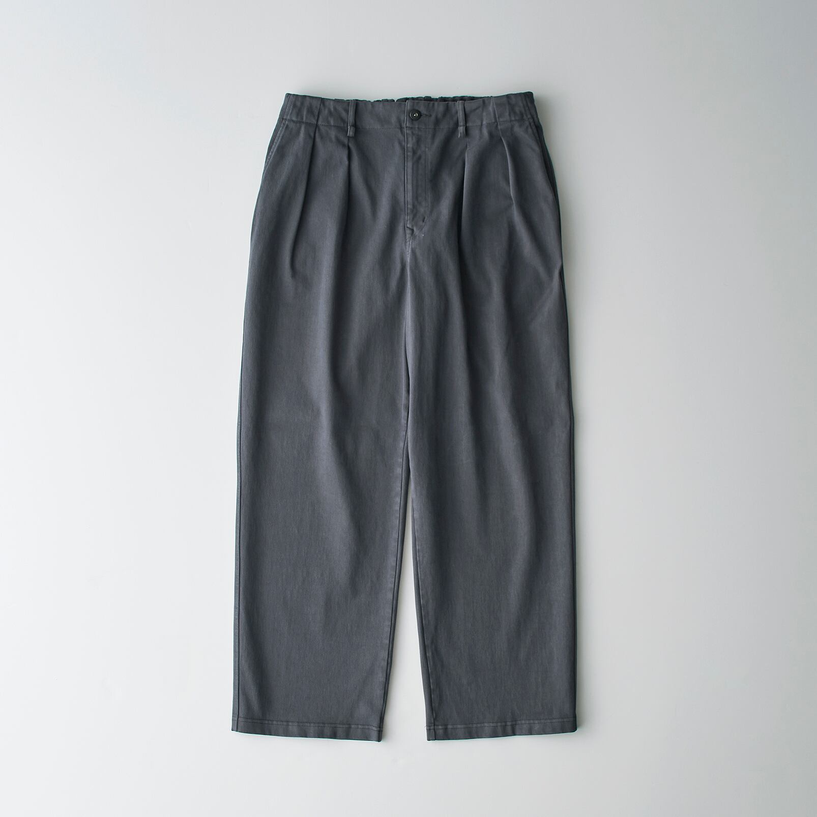 CURLY & Co. (カーリー) DENIM 2TUCK WIDE EZ PANTS -slate gray
