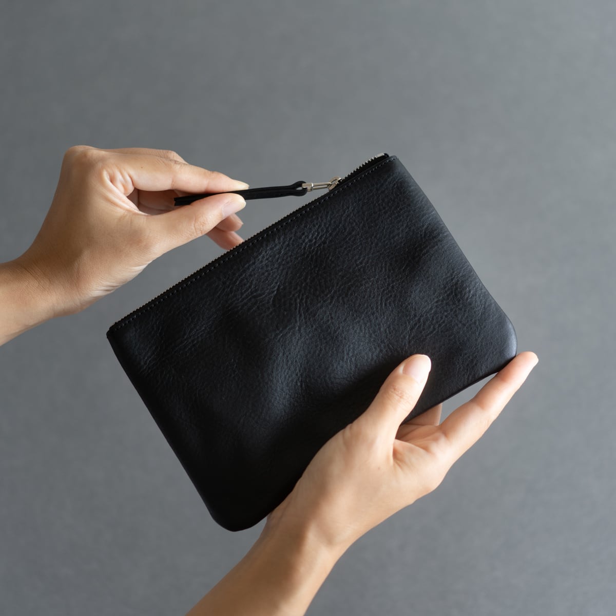 革のフラットポーチL Black | Fuku